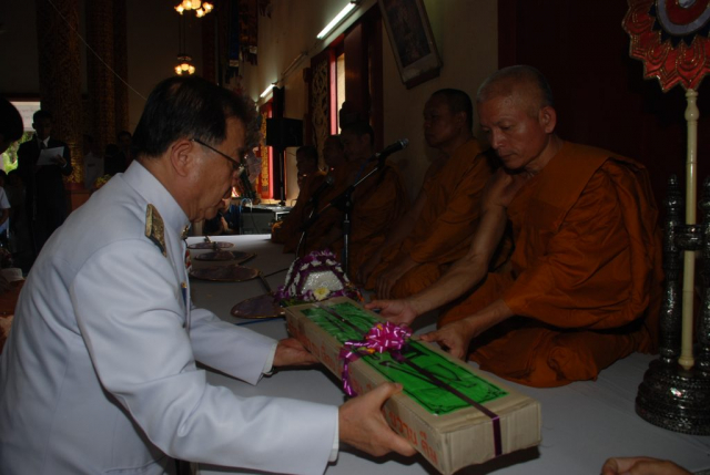 ประธานถวายเครื่องบริวารกฐินแก่องค์ครอง