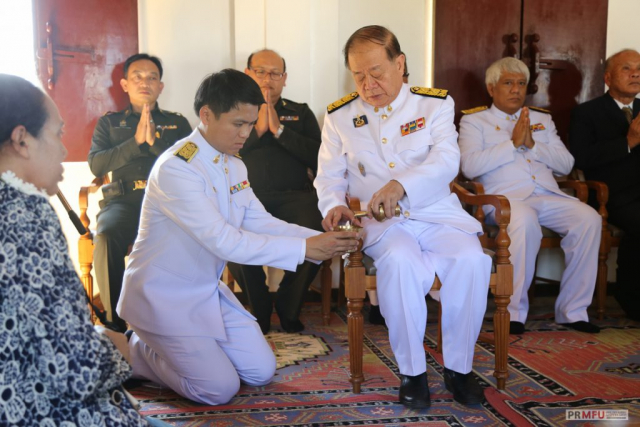 ประธานในพิธี กรวดน้ำ