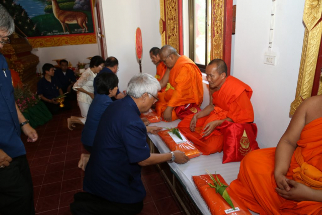 ประธานฯ ผู้บริหาร และผู้มาร่วมพิธีถวายไทยธรรมแด่พระสงฆ์