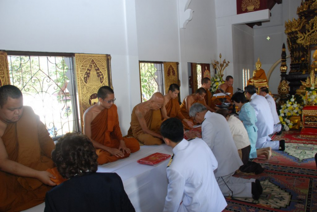 ประธานฯ ผู้บริหาร และผู้มาร่วมพิธีถวายไทยธรรมแด่พระสงฆ์