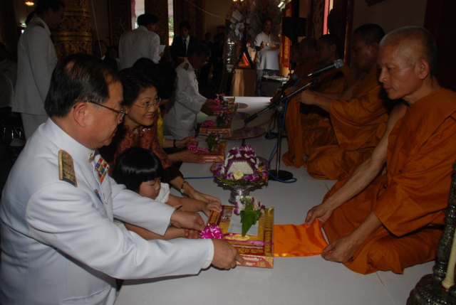 ประธานฯ ผู้บริหาร และผู้มาร่วมพิธีถวายไทยธรรมแด่ประธานสงฆ์