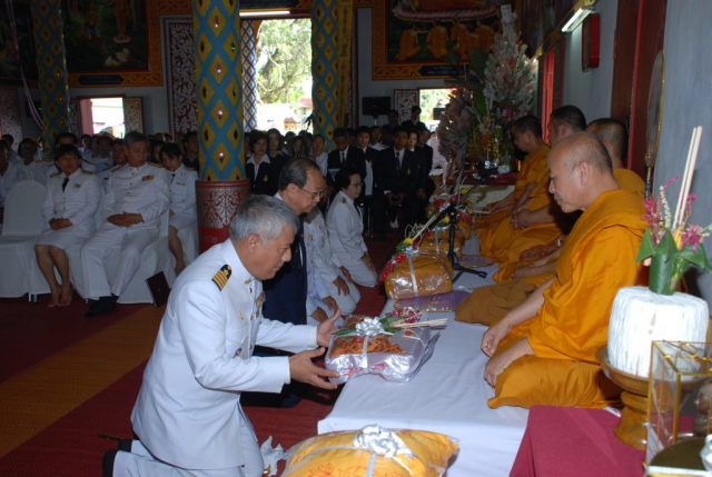 ประธานฯ ผู้บริหาร และผู้มาร่วมพิธีถวายไทยธรรมแด่พระสงฆ์