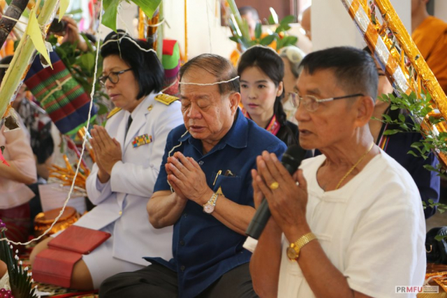 พิธีกรนำไหว้พระ และอาราธนาศีล