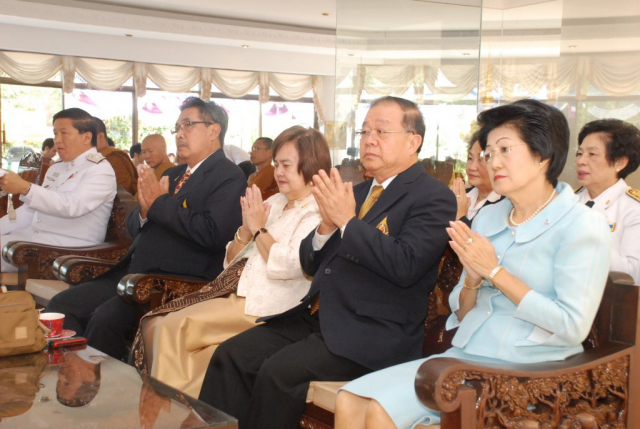 พิธีกรนำไหว้พระ และอาราธนาศีล