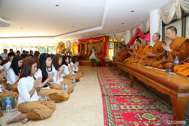 พระสงฆ์ 9 รูป เจริญพระพุทธมนต์