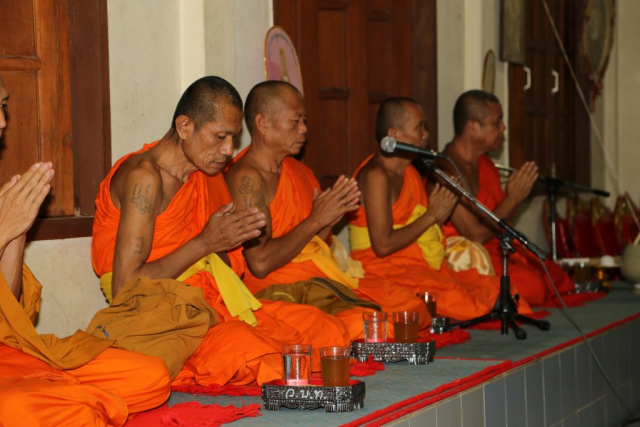 พระสงฆ์เจริญพระพุทธมนต์สมโภช