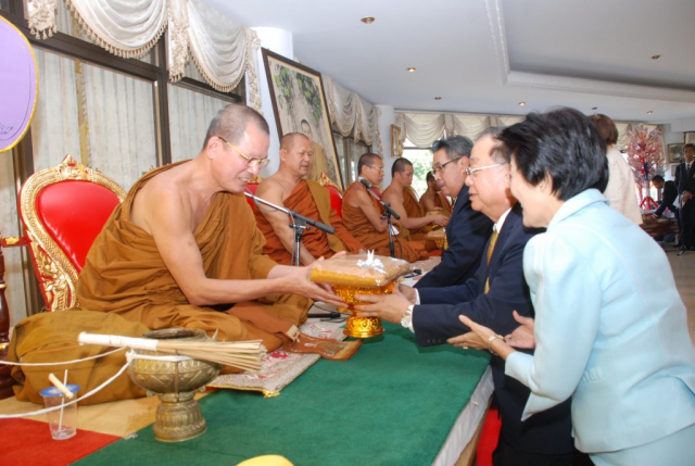 ประธานฯ และผู้มาร่วมพิธี ถวายไทยธรรมแด่พระสงฆ์