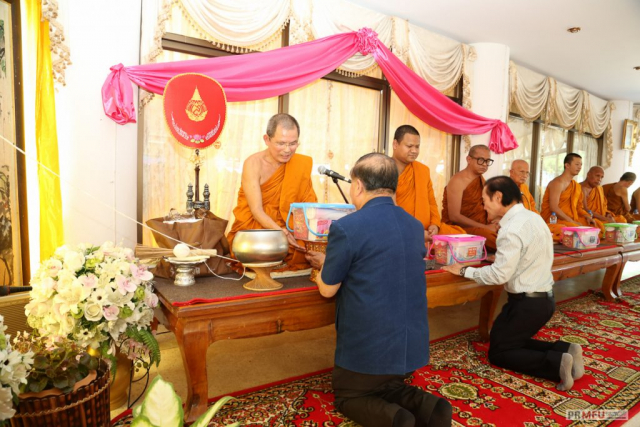 ประธานฯ และผู้มาร่วมพิธี ถวายไทยธรรมแด่พระสงฆ์