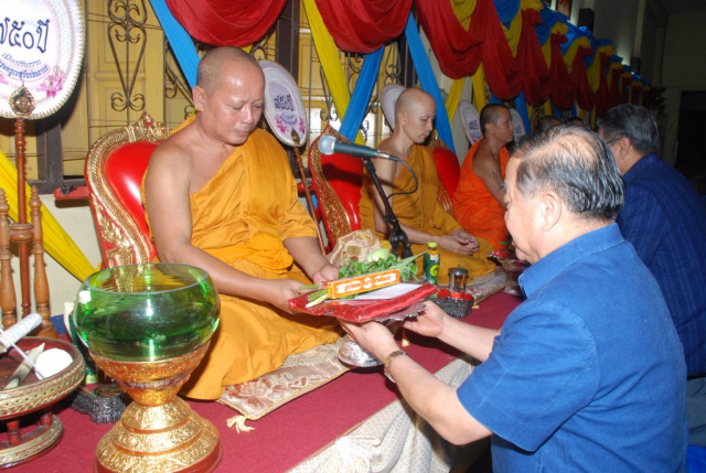 ประธานฯ และผู้มาร่วมพิธี ถวายไทยธรรมแด่พระสงฆ์