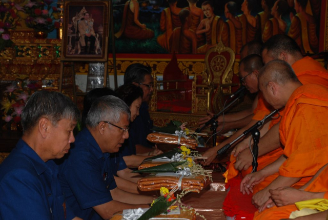 ประธานฯ และผู้มาร่วมพิธี ถวายกัณฑ์เทศน์และไทยธรรมแด่พระสงฆ์