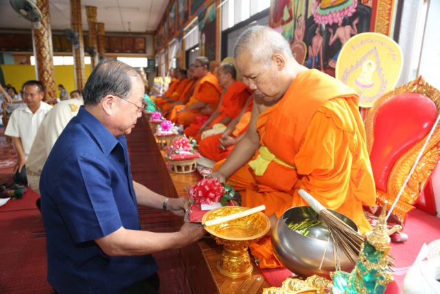 ประธานฯ และผู้มาร่วมพิธี ถวายไทยธรรมแด่พระสงฆ์