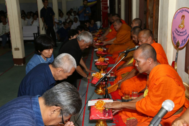 ประธานฯ และผู้มาร่วมพิธี ถวายไทยธรรมแด่พระสงฆ์