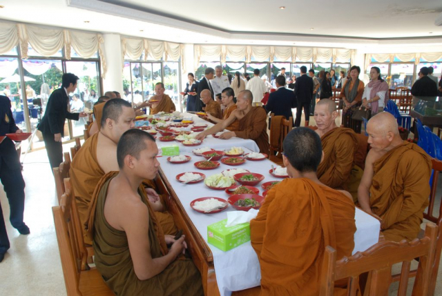 ถวายภัตตาหารเพลแด่พระสงฆ์