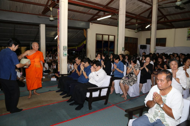 พระสงฆ์ประพรมน้ำมนต์