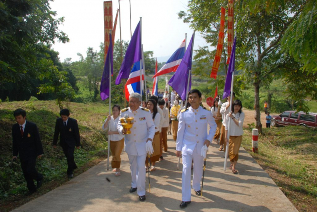 ขบวนแห่องค์กฐิน และเคลื่อนขบวนไปยังอุโบสถวัดภูมิพาราราม