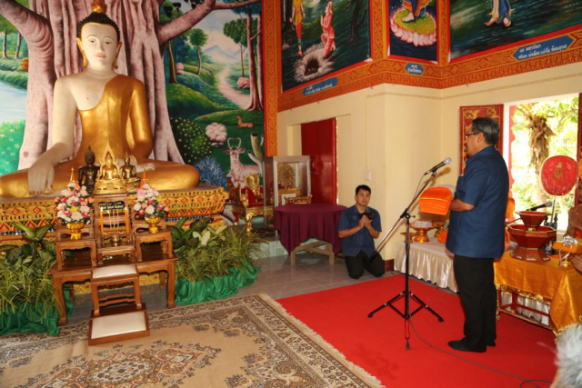 พระประธาน ว่านะโม 3 จบ แล้วหันหน้าไปทางพระสงฆ์ กล่าวคำถวายผ้ากฐิน