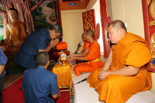 ประธานฯ ยกพานผ้ากฐินประเคนพระสงฆ์รูปที่ 2 พร้อมด้วยเทียนปาฏิโมกข์