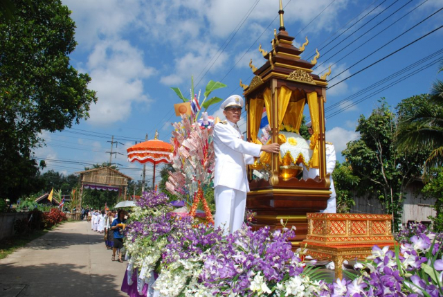 ขบวนแห่องค์กฐิน ณ ทางเข้าหมู่บ้านสันทราย และเคลื่อนขบวนไปยังวัดสันทราย