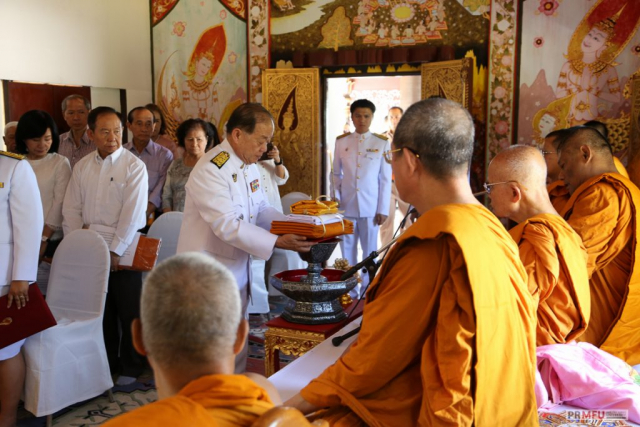 ประธานในพิธี นำผ้ากฐินไปวางบนพานแว่นฟ้าหน้าอาสนะสงฆ์รูปที่ ๒