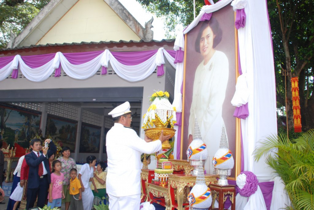 อัญเชิญผ้าไตรพระราชทานประดิษฐานบนโต๊ะหมู่หน้าอุโบสถวัดกาสา