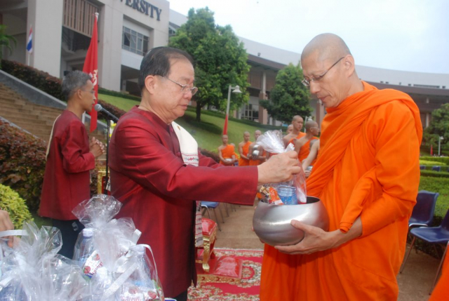 พิธีทำบุญตักบาตร พระสงฆ์ จำนวน 129 รูป ณ ลานดาว