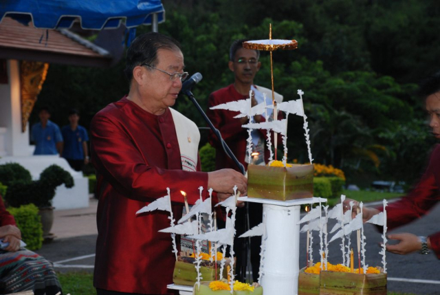 พิธีขึ้นเท้าทั้งสี่ ณ วิหารพระเจ้าล้านทอง มหาวิทยาลัยแม่ฟ้าหลวง