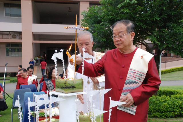 รศ.ดร.วันชัย ศิริชนะ ประธานในพิธี จุดธูปเทียนทำพิธีขึ้นท้าวทั้งสี่ ณ ลานเฉลิมพระเกียรติฯ