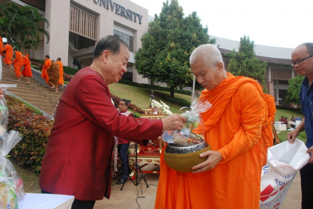 พิธีทำบุญตักบาตร พระสงฆ์ จำนวน 160 รูป ณ ลานดาว
