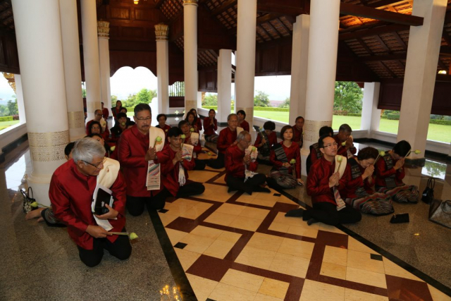 อธิการบดี และคณะผู้บริหารนมัสการพระเจ้าล้านทองเฉลิมพระเกียรติฯ ที่วิหารพระเจ้าล้านทองฯ