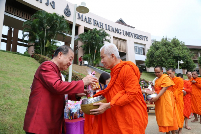 พิธีทำบุญตักบาตร พระสงฆ์ จำนวน 160 รูป ณ ลานดาว