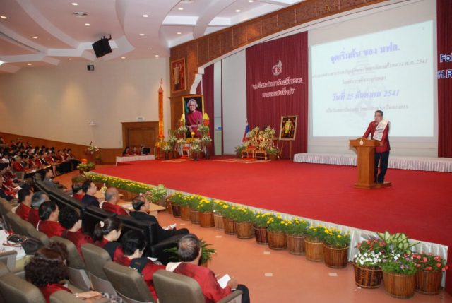 รศ.น.สพ.ดร.เทอด เทศประทีป อธิการบดีมหาวิทยาลัยแม่ฟ้าหลวงบรรยายสรุปการดำเนินงานในรอบ 12 ปี