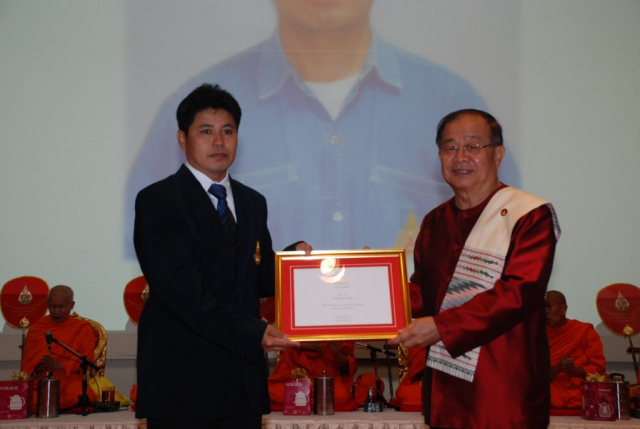 รศ.ดร.วันชัย ศิริชนะ อธิการบดีมอบใบประกาศเกียรติคุณพนักงานดีเด่น ให้แก่ นายนิมิต สุวรรณ