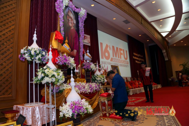 พลเอกสำเภา ชูศรี นายกสภามหาวิทยาลัยแม่ฟ้าหลวง ประธานในพิธีจุดธูปเทียนบูชาพระรัตนตรัย