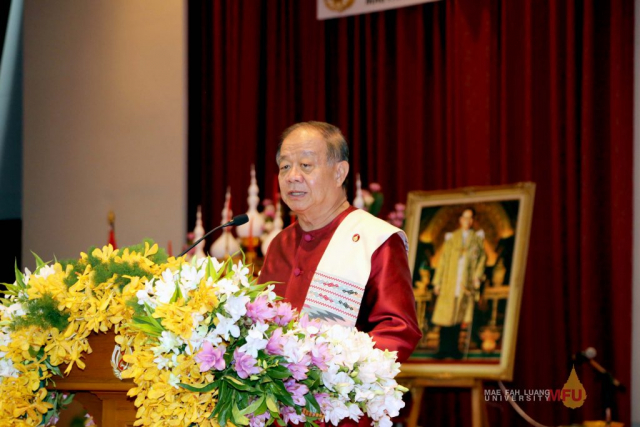 รศ.ดร.วันชัย ศิริชนะ อธิการบดีรายงานพัฒนาการและผลงานของมหาวิทยาลัยแม่ฟ้าหลวง
