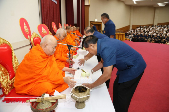 นายกสภามหาวิทยาลัย อธิการบดี และผู้บริหารถวายไทยธรรมแด่พระสงฆ์