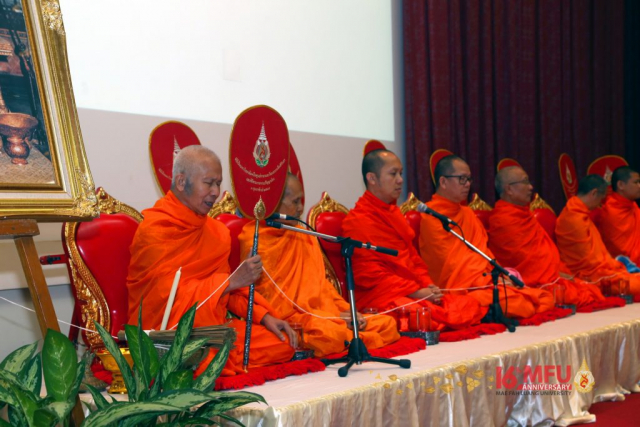 ประธานสงฆ์ให้ศีล