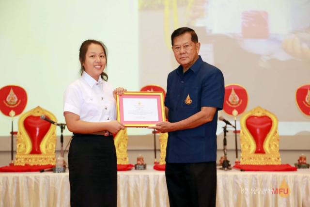 พลเอกสำเภา ชูศรี นายกสภามหาวิทยาลัยแม่ฟ้าหลวง มอบใบประกาศเกียรติคุณผู้สร้างชื่อเสียงให้แก่มหาวิทยาลัย ให้แก่ นางสาวจินตรา แซ่จาง