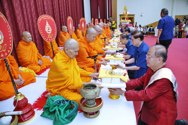 รศ.ดร.วันชัย ศิริชนะ อธิการบดี และผู้บริหารถวายไทยธรรมแด่พระสงฆ์
