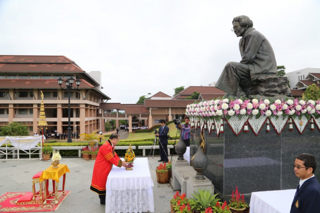 รศ.ดร.วันชัย ศิริชนะ ประธานในพิธี ถวายเครื่องสักการะพระราชานุสาวรีย์ฯ