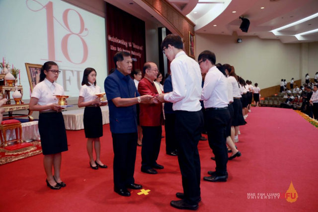 นายกสภามหาวิทยาลัย อธิการบดี และผู้มีเกียรติ มอบทุนการศึกษา