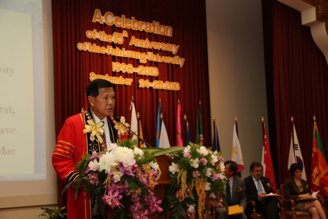 พลเอกสำเภา ชูศรี นายกสภามหาวิทยาลัยแม่ฟ้าหลวง กล่าวต้อนรับ คณะทูตานุทูตและผู้เข้าร่วมพิธี