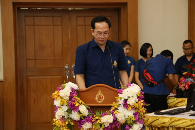 ดร.พนม วิญญายอง ประธานคณะกรรมการพิจารณาทุนการศึกษา กล่าวรายงานพิธีมอบทุนการศึกษา
