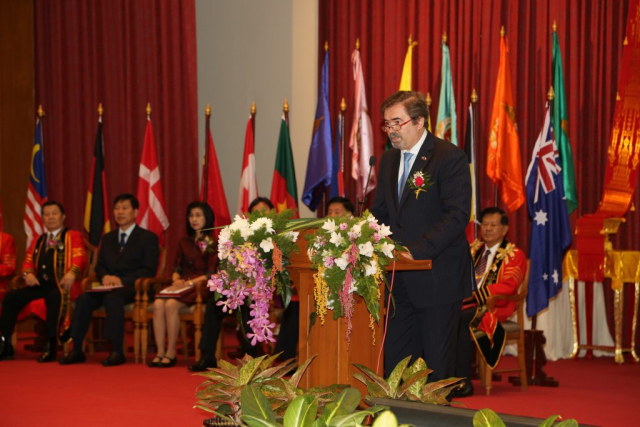 เอกอัครราชทูต กงสุลใหญ่ และผู้มีเกียรติ กล่าวสุนทรพจน์