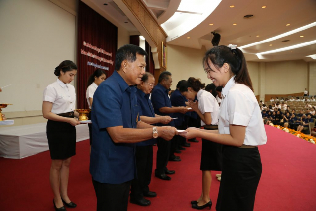 นายกสภามหาวิทยาลัย อธิการบดี และผู้มีเกียรติ มอบทุนการศึกษา