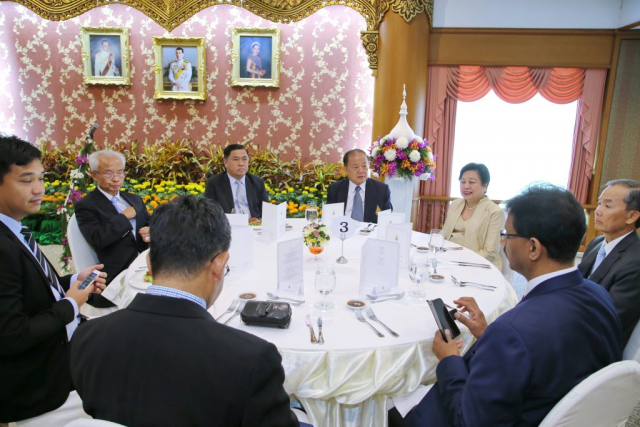 รศ.ดร.วันชัย ศิริชนะ อธิการบดี ร่วมรับประทานอาหารกลางวัน กับแขกผู้มีเกียรติ ณ ห้องเชียงแสน อาคารสำนักงานอธิการบดี