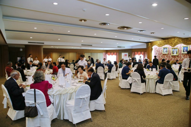 บรรยากาศแขกผู้มีเกียรติ รับประทานอาหารกลางวัน ณ ห้องเชียงแสน อาคารสำนักงานอธิการบดี