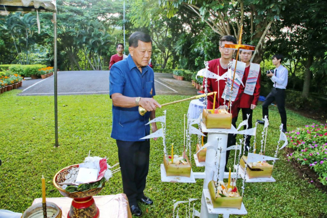 พิธีขึ้นท้าวทั้งสี่ ที่ลานต้นพระศรีมหาโพธิ์ ณ วิหารพระเจ้าล้านทองเฉลิมพระเกียรติฯ โดยพลเอกสำเภา ชูศรี นายกสภามหาวิทยาลัย เป็นประธานในพิธี