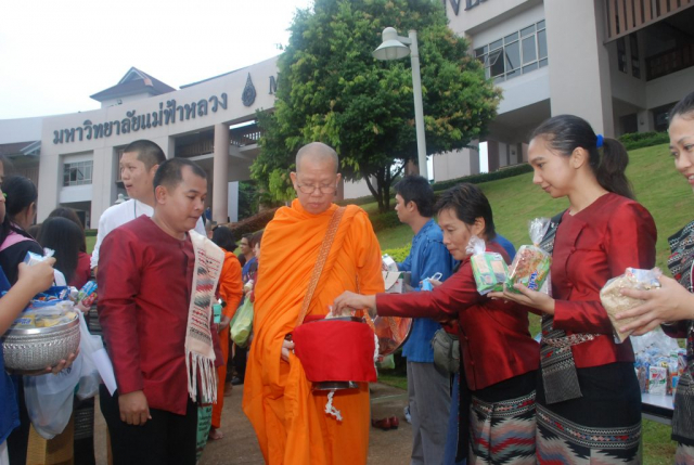 พิธีทำบุญตักบาตร พระสงฆ์ จำนวน 129 รูป ณ ลานดาว