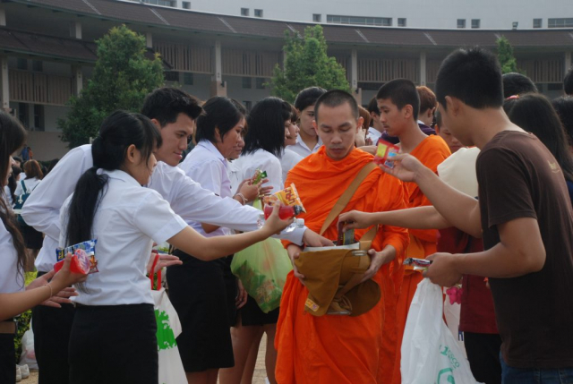 พิธีทำบุญตักบาตร พระสงฆ์ จำนวน 160 รูป ณ ลานดาว