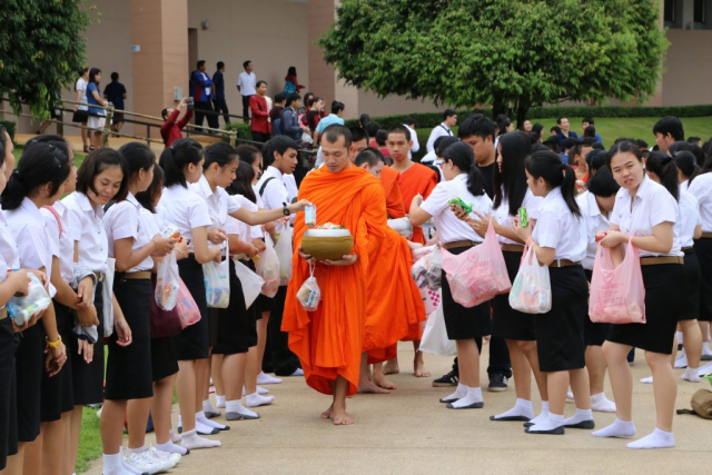 พิธีทำบุญตักบาตร พระสงฆ์ จำนวน 160 รูป ณ ลานดาว